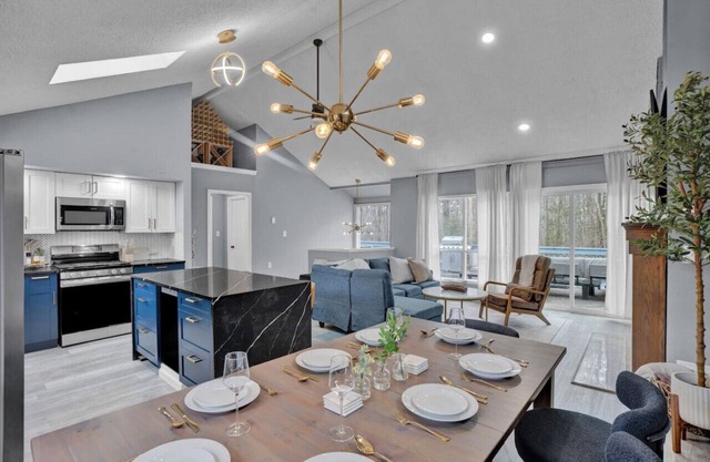 Pocono Blue | Paddleboards, Spa, Indoor Jacuzzi, GameRoom, Lake, EV