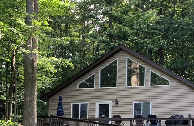 Pocono Cabin Big Bass Lake Canoe ,Kayak included walk to docks from house