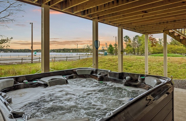Pocono Paradise by AvantStay | Lakeside Retreat, Hot Tub, Game Room, Near Beach