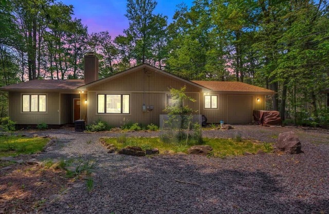 Pocono Pines Sweet Retreat | Smart TV | Office
