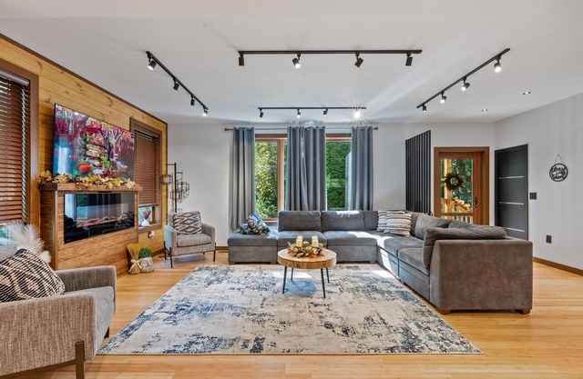 Pocono Riverfront House for big groups near Camelback Resort with hot tub
