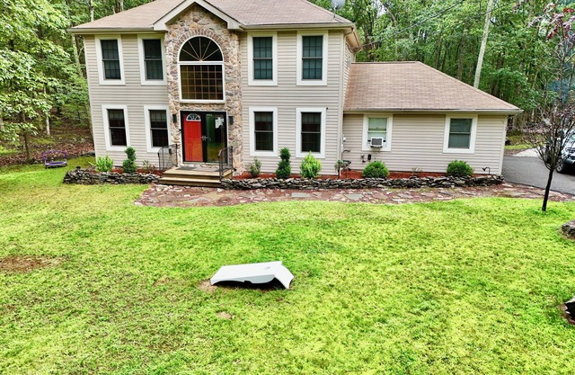 Poconos, Hot Tub, Sauna, Game Room, Pool Table.