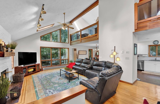 Poconos Lake House: Fire Pit, Kayaks, Pool and Lake Access!