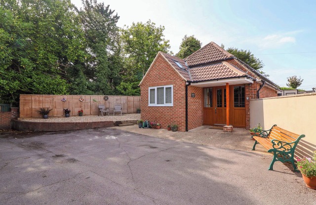 PODDINGTON COTTAGE, pet friendly, with a garden in Salisbury