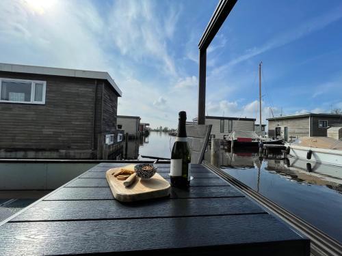 Poellodge XL, houseboat met whirlpool en sauna