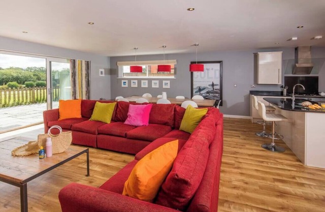 PointBreak Sleeps 12 & hot tub-Great for large groups!