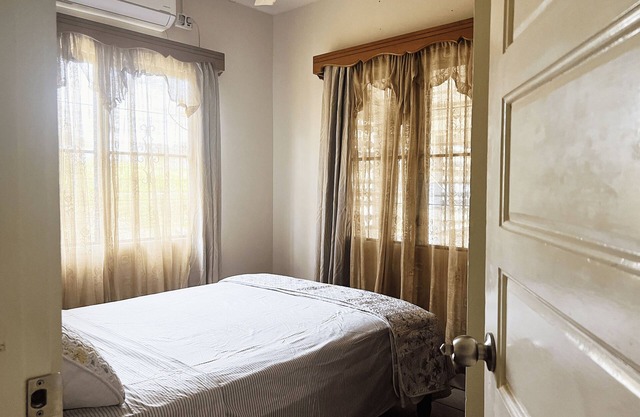 Politico Escape - Room in Bungalow with WiFi & AC