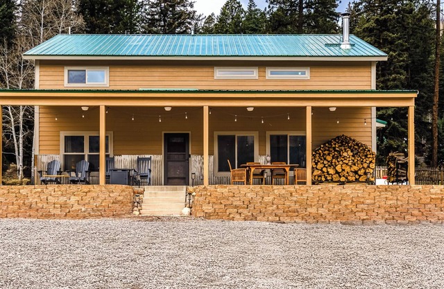 Pond Property with Mountain Views minutes to Vallecito Lake walking distance to food and close to Durango (train/Mesa Verde and Million Dollar HWY)