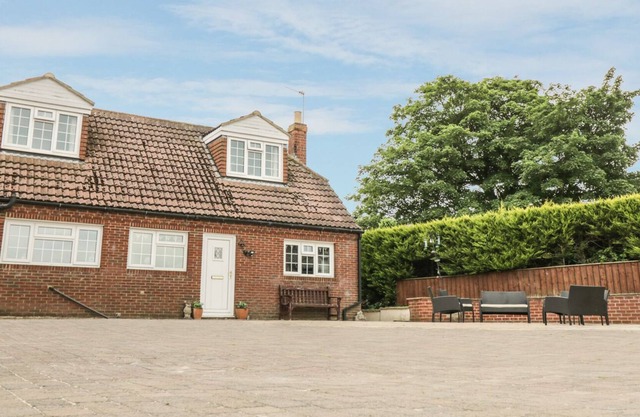 POND VIEW, family friendly, character holiday cottage in Thirsk