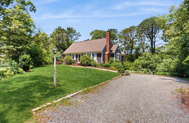 Pond view home w/AC, sunroom, kayak & near town and beaches