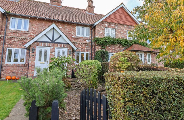 POND VIEW, pet friendly, with a garden in Escrick