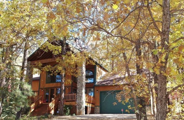 Ponderosa Lodge 2 Bd Rm Plus Loft, Huge Windows, Enclosed Deck, Wooded 1/2 Acre