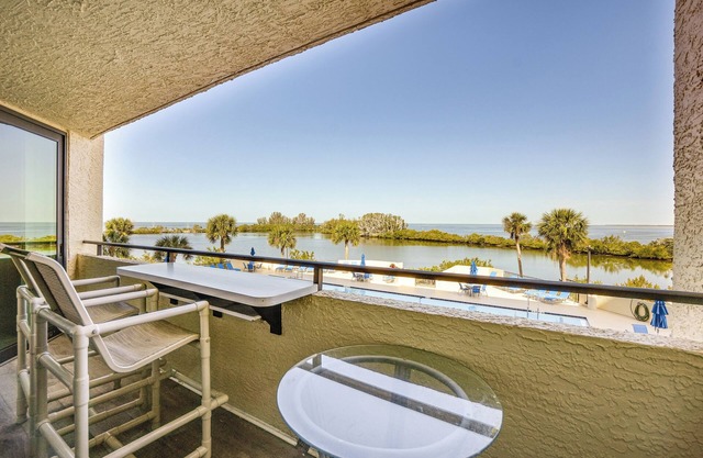 Pool Access & Waterfront Balcony: Hudson Condo!