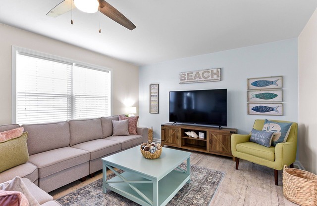 Pool Available through 9/28! Cozy Beach Vibes - Steps from Fall Fun