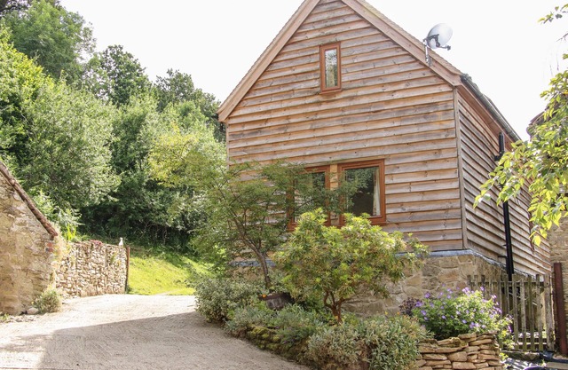 POOL BARN, pet friendly, character holiday cottage in Craven Arms