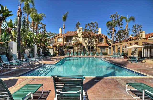 POOL! Fireplace! 10 Minutes to Beach! Come Explore Laguna Niguel! PALM COURT!