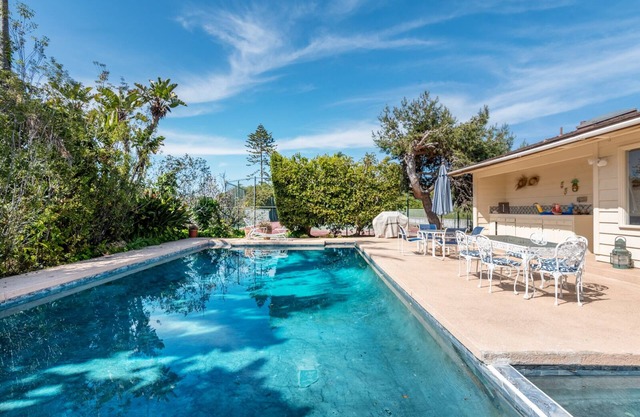 Pool, Foosball, Pool Table, Basketball Family Friendly, blocks from the beach!