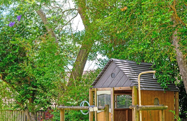 Pool + Garden + Bush Views Spacious 4 BR home