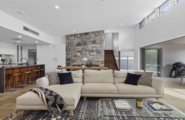 Pool, Gas Fireplace, BBQ, Walk to Beach and Cafes