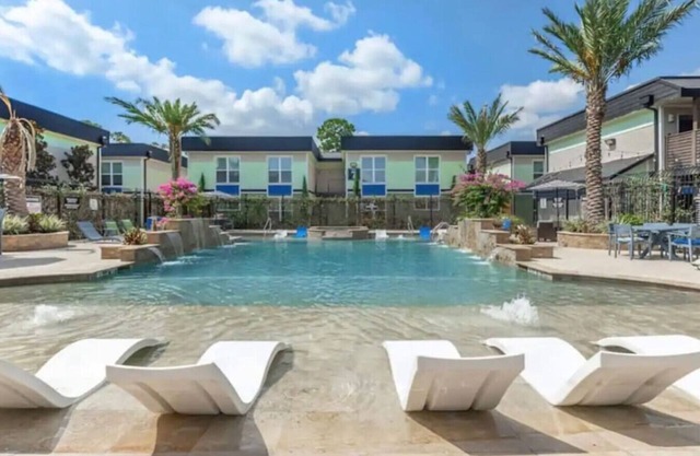 Pool, gym, BBQ, modern apt near theHeights