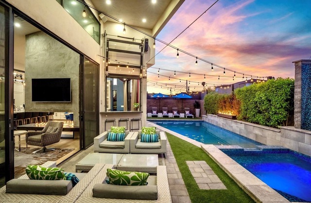 POOL HEAT INCLUDED!/Sleeps 12/Walk to Old Town/Pool/Spa/Putting Green/Misters