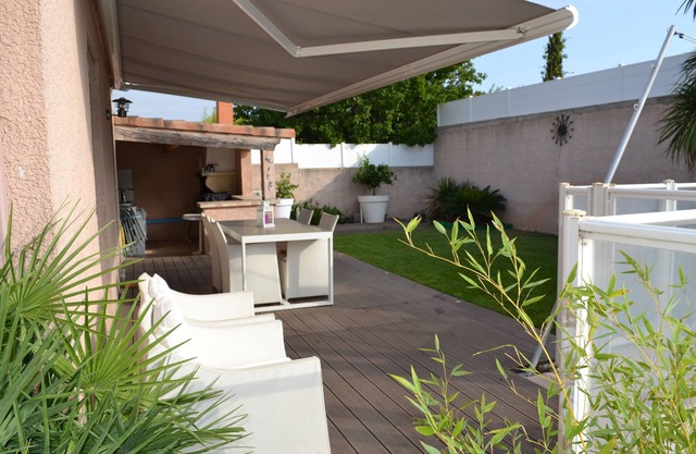 Pool-heated spa house