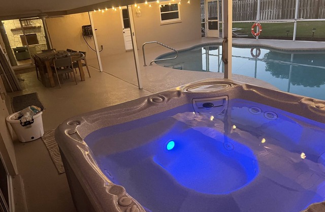 Pool, hot tub and fireplace: Melbourne Beach home, walk to beach!