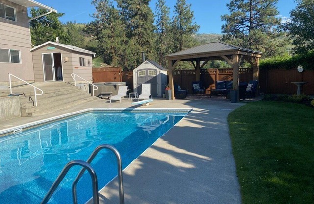Pool, Hot Tub And Mountain Views, Relax And Enjoy Living The Okanagan Dream