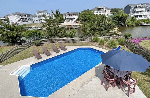 Pool, hot tub, family friendly, walk to beach.