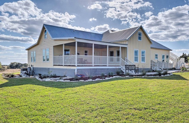 Pool, Hot Tub & Game Room: Schulenburg Retreat