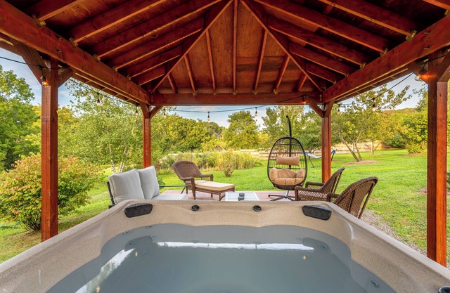 Pool - Hot Tub - Game Room - Mini Golf - Country