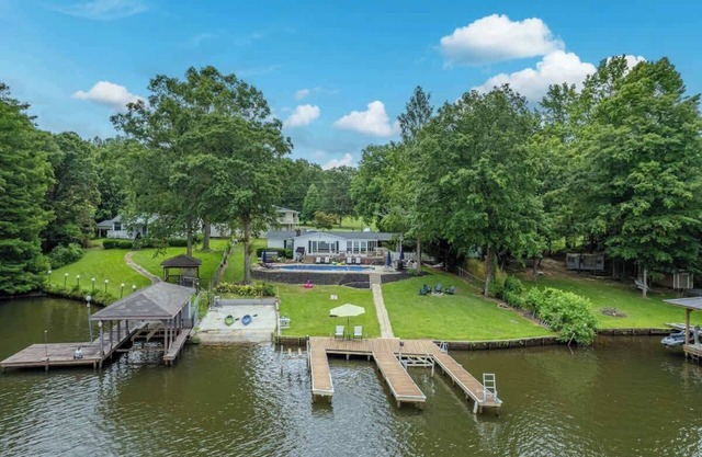 Pool, Hot tub, Kayaks, Mini Golf, + Boat Slip