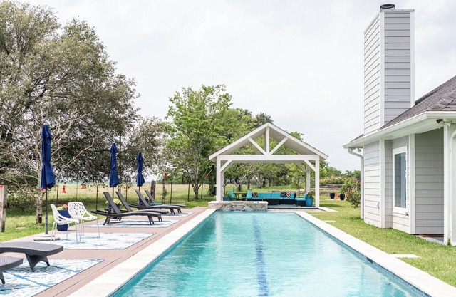 Pool + Hot Tub + Pickleball Court + Gym- Sleeps 4