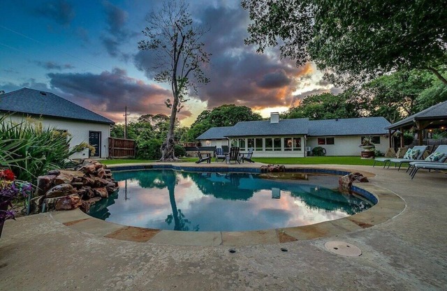 Pool, Hot Tub, Veranda, 1 Acre w/mature Tree’s