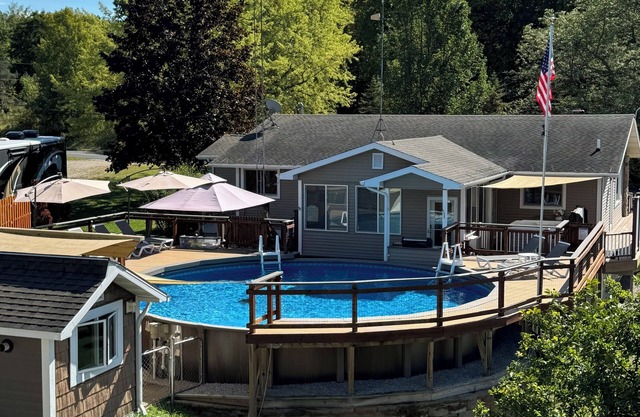 Pool, Hot Tub, Walking trails, 7 minutes to Lake Michigan