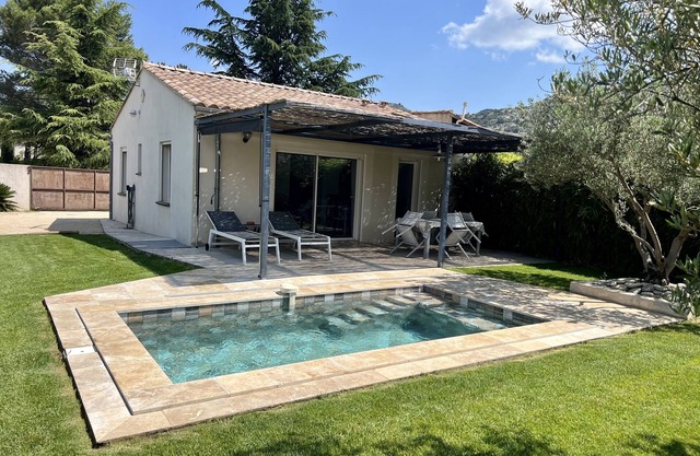 Pool house at the foot of the luberon