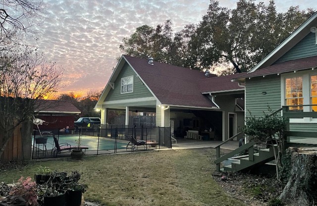Pool house/Historic district. Private entrance/in Path total solar eclipse nnnn