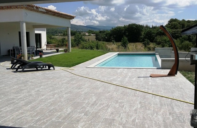 Pool house in a large property at the foot of the Luberon mountains