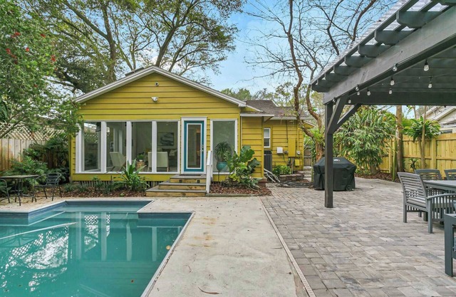 Pool House Oasis – Home for 6