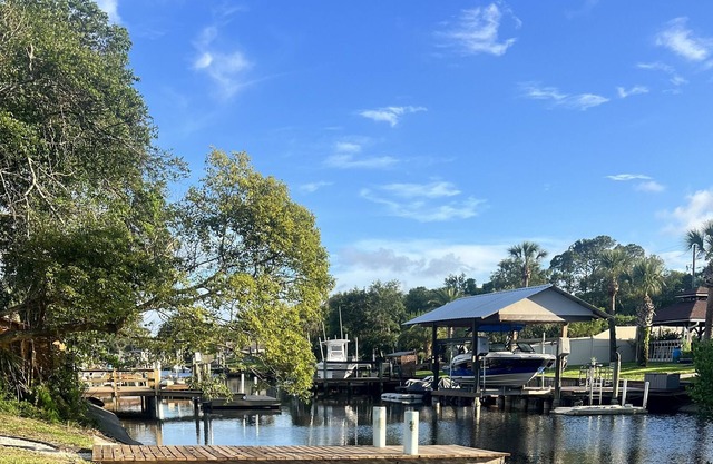 Pool House on a water minutes from Beach/Mayo hospital
