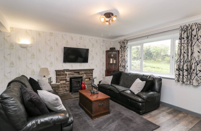 POOL HOUSE, pet friendly, with a garden in Trellech