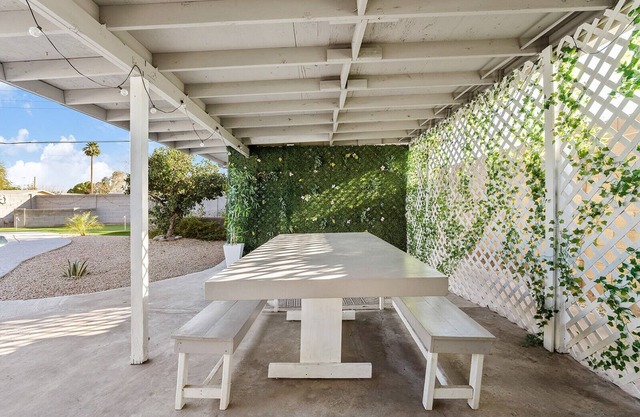 Pool House with access to putting green, pool, outdoor TV and dining area nn
