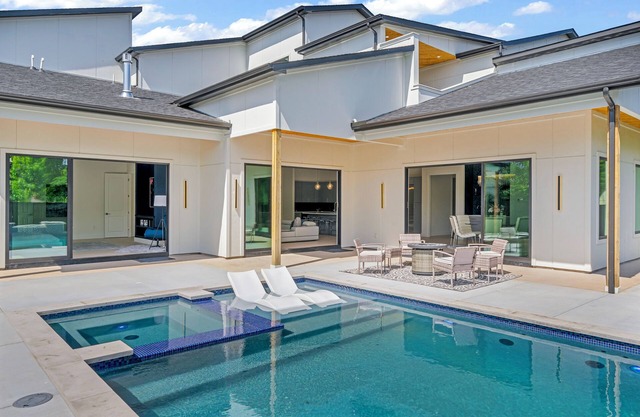 Pool/Jacuzzi/ 5-bedroom Luxurious house