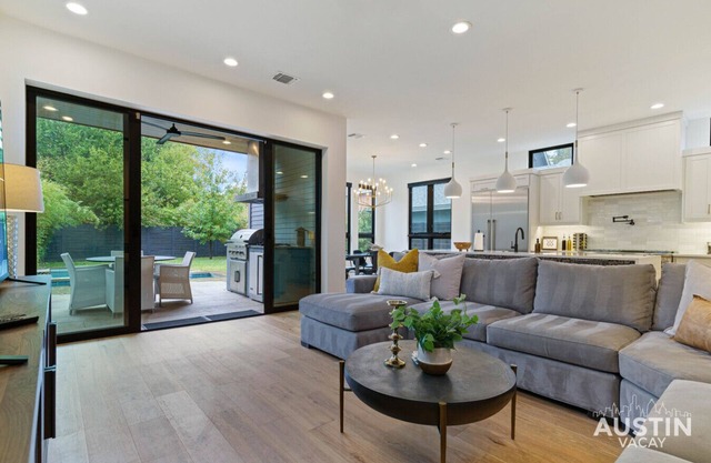 Pool, Jacuzzi & Outdoor Entertaining Space in Spacious East Austin Gem