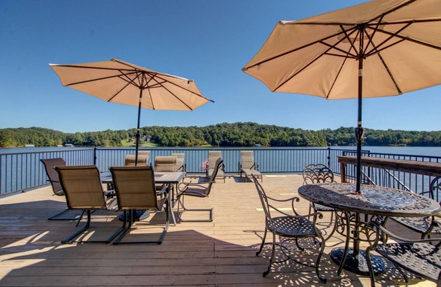 Pool, lake, hot tub, fishing, fun-Lake Lanier GA. Newly renovated and open again