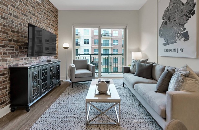 Pool, Lux Apartment, Walk to Shops & Restaurants, Fitness Center, King Bed