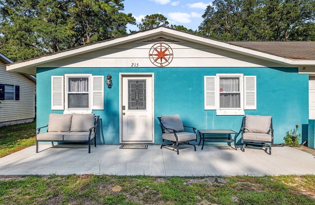 POOL MIDTOWN - Walking distance to beach, parks, restaurants and shopping