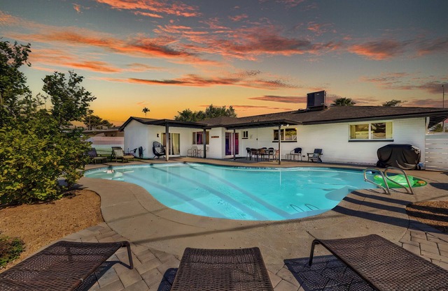 Pool & Putting Green - Minutes to Old Town Scottsdale & Perfect for Groups!