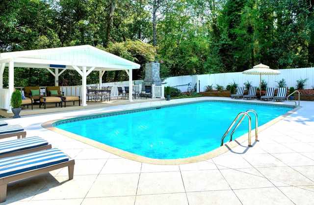 Pool-Sleeps 20-Stylish- 5 mins to downtown Southern Pines- Close to Pinehurst