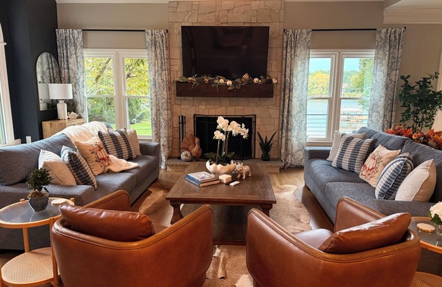 Pool, Spa, firepit, kayaks, paddle-boards, amazing location, premium comfort!